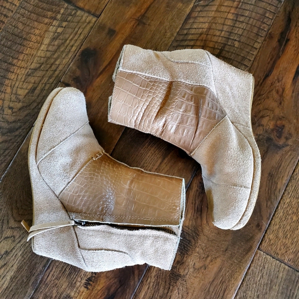 Tom's suede wedges